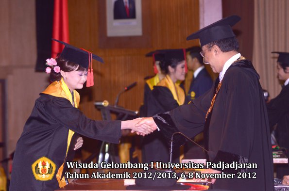 wisuda-unpad-gel-i-ta-2012_2013-fakultas-hukum-oleh-rektor-69