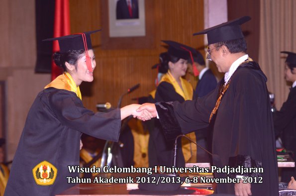 wisuda-unpad-gel-i-ta-2012_2013-fakultas-hukum-oleh-rektor-70