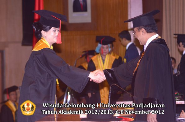 wisuda-unpad-gel-i-ta-2012_2013-fakultas-hukum-oleh-rektor-71