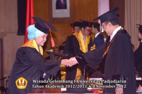 wisuda-unpad-gel-i-ta-2012_2013-fakultas-hukum-oleh-rektor-72