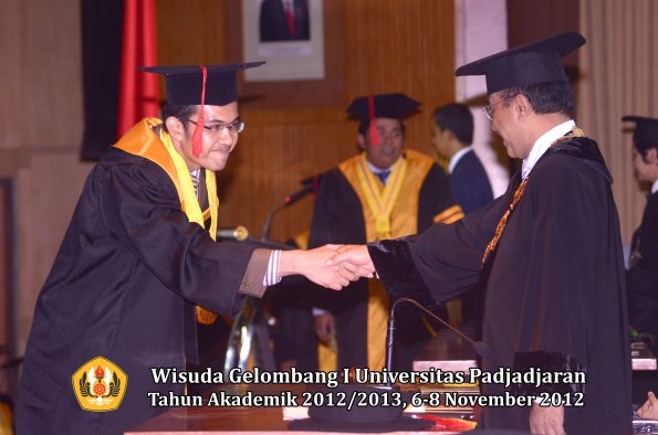 wisuda-unpad-gel-i-ta-2012_2013-fakultas-hukum-oleh-rektor-73