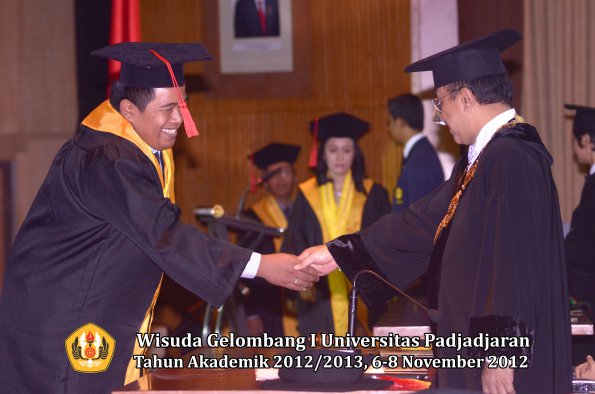 wisuda-unpad-gel-i-ta-2012_2013-fakultas-hukum-oleh-rektor-74