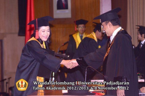 wisuda-unpad-gel-i-ta-2012_2013-fakultas-hukum-oleh-rektor-75