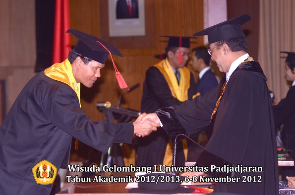 wisuda-unpad-gel-i-ta-2012_2013-fakultas-hukum-oleh-rektor-76