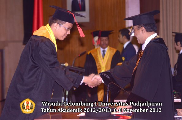 wisuda-unpad-gel-i-ta-2012_2013-fakultas-hukum-oleh-rektor-77