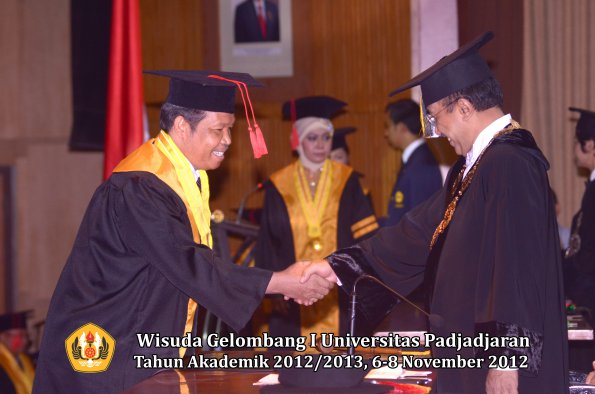 wisuda-unpad-gel-i-ta-2012_2013-fakultas-hukum-oleh-rektor-78