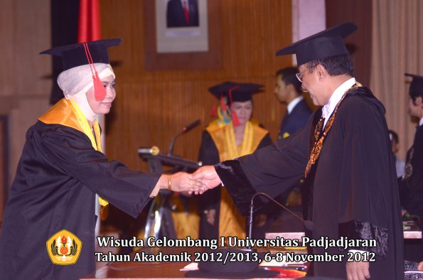 wisuda-unpad-gel-i-ta-2012_2013-fakultas-hukum-oleh-rektor-79