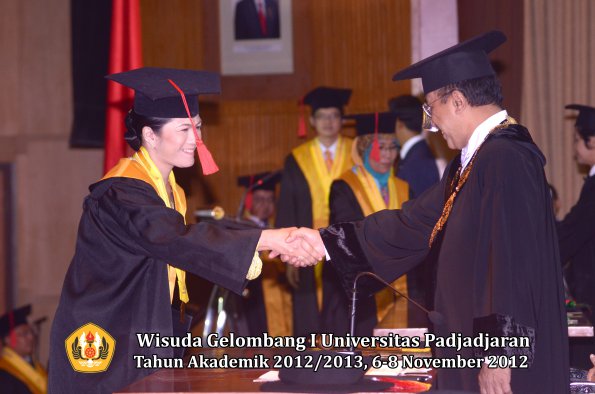 wisuda-unpad-gel-i-ta-2012_2013-fakultas-hukum-oleh-rektor-80