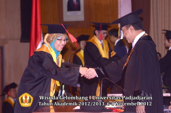 wisuda-unpad-gel-i-ta-2012_2013-fakultas-hukum-oleh-rektor-81