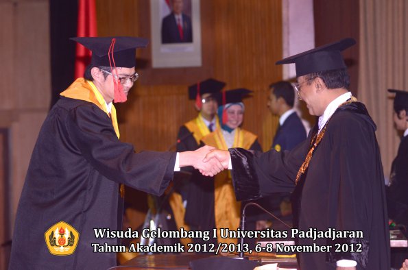 wisuda-unpad-gel-i-ta-2012_2013-fakultas-hukum-oleh-rektor-82