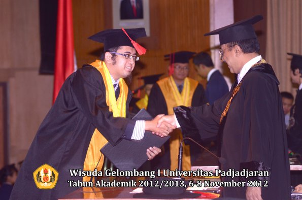 wisuda-unpad-gel-i-ta-2012_2013-fakultas-hukum-oleh-rektor-83