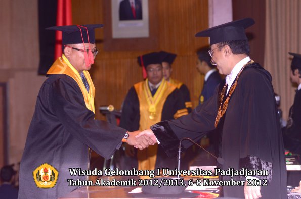 wisuda-unpad-gel-i-ta-2012_2013-fakultas-hukum-oleh-rektor-84