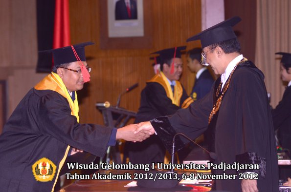 wisuda-unpad-gel-i-ta-2012_2013-fakultas-hukum-oleh-rektor-85