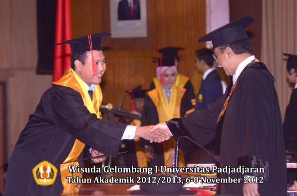 wisuda-unpad-gel-i-ta-2012_2013-fakultas-hukum-oleh-rektor-86