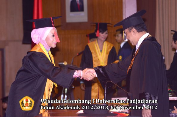 wisuda-unpad-gel-i-ta-2012_2013-fakultas-hukum-oleh-rektor-87