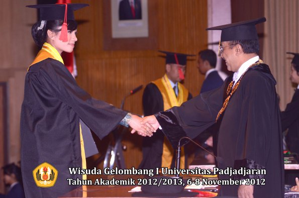 wisuda-unpad-gel-i-ta-2012_2013-fakultas-hukum-oleh-rektor-88