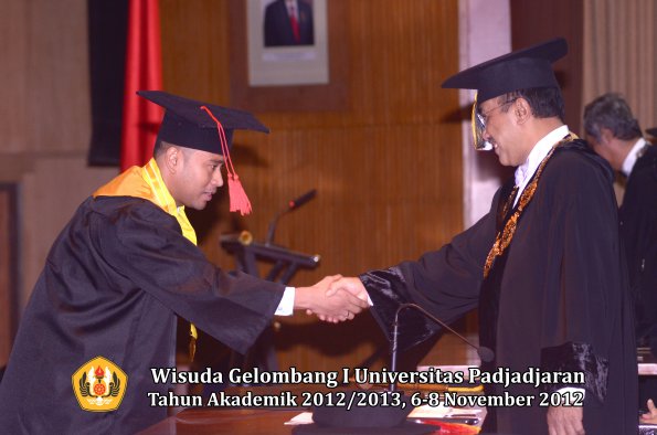 wisuda-unpad-gel-i-ta-2012_2013-fakultas-hukum-oleh-rektor-89