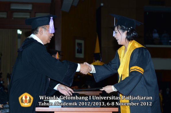 wisuda-unpad-gel-i-ta-2012_2013-fakultas-kedokteran-gigi-oleh-dekan-21
