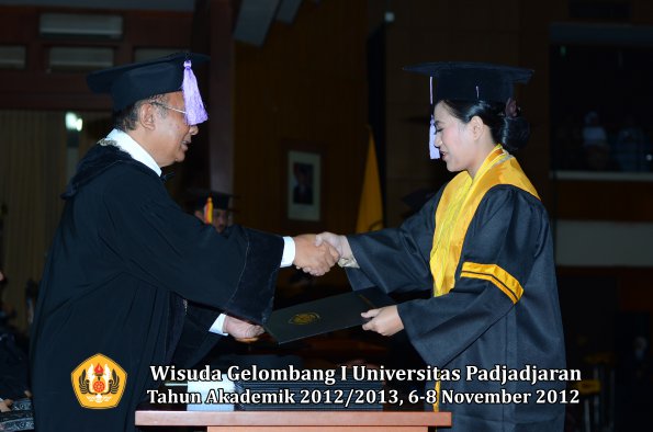 wisuda-unpad-gel-i-ta-2012_2013-fakultas-kedokteran-gigi-oleh-dekan-22