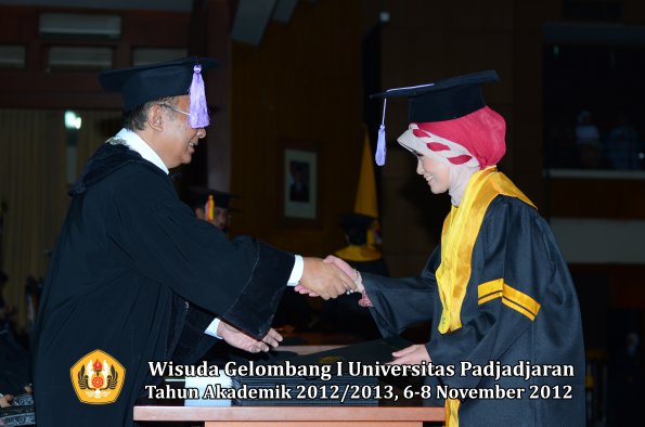 wisuda-unpad-gel-i-ta-2012_2013-fakultas-kedokteran-gigi-oleh-dekan-23