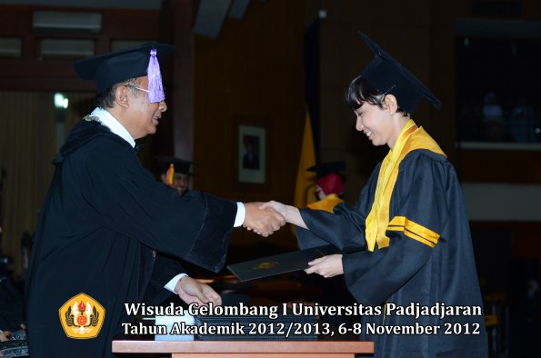 wisuda-unpad-gel-i-ta-2012_2013-fakultas-kedokteran-gigi-oleh-dekan-24