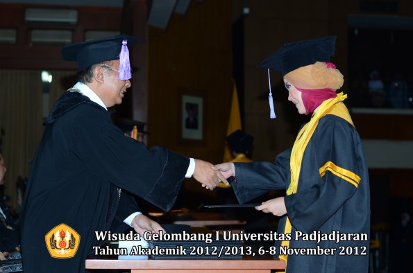 wisuda-unpad-gel-i-ta-2012_2013-fakultas-kedokteran-gigi-oleh-dekan-25