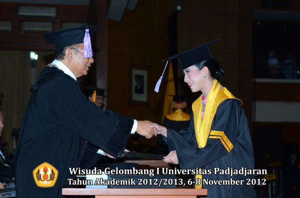wisuda-unpad-gel-i-ta-2012_2013-fakultas-kedokteran-gigi-oleh-dekan-26