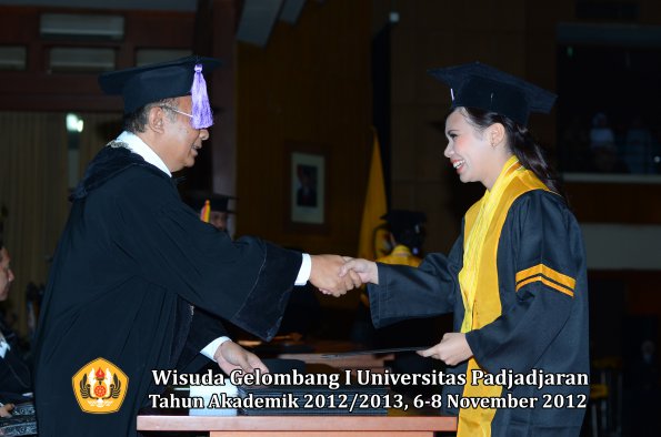 wisuda-unpad-gel-i-ta-2012_2013-fakultas-kedokteran-gigi-oleh-dekan-27