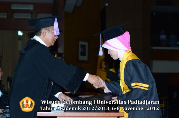 wisuda-unpad-gel-i-ta-2012_2013-fakultas-kedokteran-gigi-oleh-dekan-28