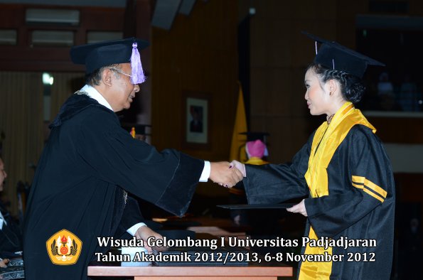 wisuda-unpad-gel-i-ta-2012_2013-fakultas-kedokteran-gigi-oleh-dekan-29