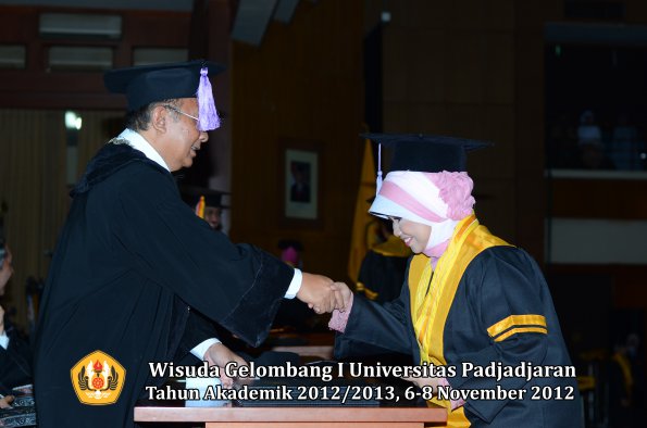 wisuda-unpad-gel-i-ta-2012_2013-fakultas-kedokteran-gigi-oleh-dekan-30