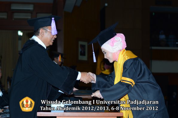 wisuda-unpad-gel-i-ta-2012_2013-fakultas-kedokteran-gigi-oleh-dekan-31