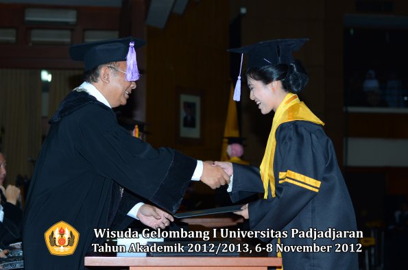 wisuda-unpad-gel-i-ta-2012_2013-fakultas-kedokteran-gigi-oleh-dekan-32