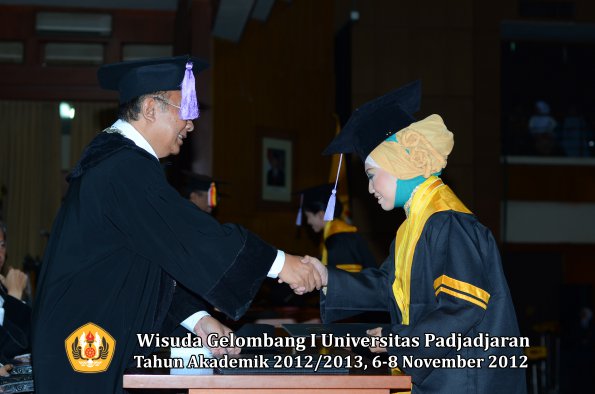 wisuda-unpad-gel-i-ta-2012_2013-fakultas-kedokteran-gigi-oleh-dekan-33