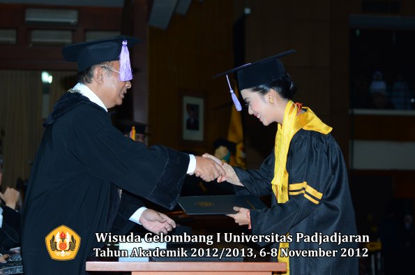 wisuda-unpad-gel-i-ta-2012_2013-fakultas-kedokteran-gigi-oleh-dekan-34