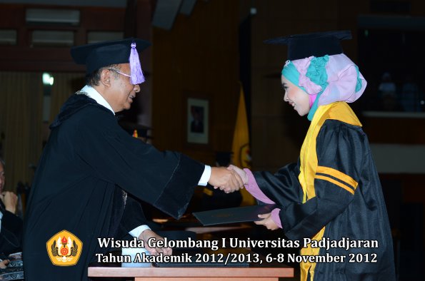 wisuda-unpad-gel-i-ta-2012_2013-fakultas-kedokteran-gigi-oleh-dekan-36