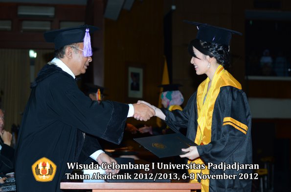 wisuda-unpad-gel-i-ta-2012_2013-fakultas-kedokteran-gigi-oleh-dekan-37