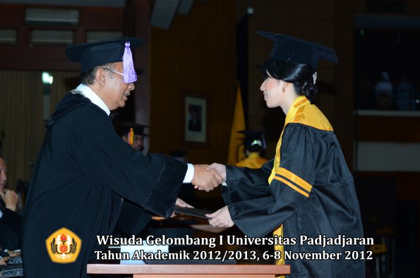 wisuda-unpad-gel-i-ta-2012_2013-fakultas-kedokteran-gigi-oleh-dekan-38