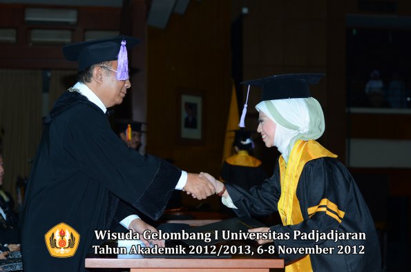 wisuda-unpad-gel-i-ta-2012_2013-fakultas-kedokteran-gigi-oleh-dekan-39