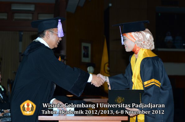 wisuda-unpad-gel-i-ta-2012_2013-fakultas-kedokteran-gigi-oleh-dekan-40