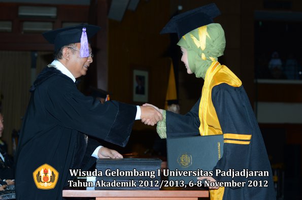 wisuda-unpad-gel-i-ta-2012_2013-fakultas-kedokteran-gigi-oleh-dekan-41