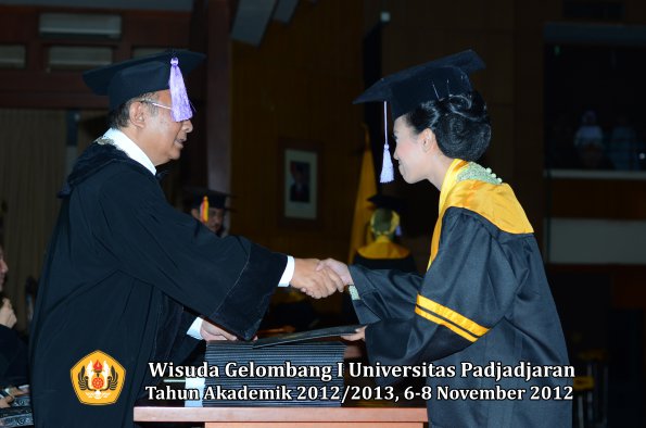 wisuda-unpad-gel-i-ta-2012_2013-fakultas-kedokteran-gigi-oleh-dekan-42