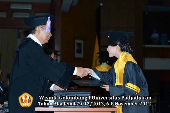 wisuda-unpad-gel-i-ta-2012_2013-fakultas-kedokteran-gigi-oleh-dekan-43