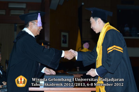 wisuda-unpad-gel-i-ta-2012_2013-fakultas-kedokteran-gigi-oleh-dekan-45