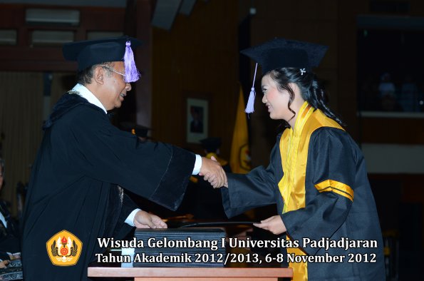 wisuda-unpad-gel-i-ta-2012_2013-fakultas-kedokteran-gigi-oleh-dekan-46