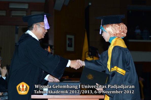 wisuda-unpad-gel-i-ta-2012_2013-fakultas-kedokteran-gigi-oleh-dekan-47