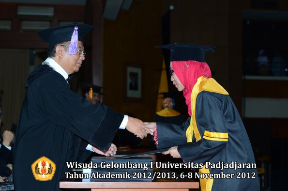 wisuda-unpad-gel-i-ta-2012_2013-fakultas-kedokteran-gigi-oleh-dekan-48