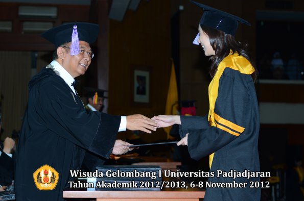 wisuda-unpad-gel-i-ta-2012_2013-fakultas-kedokteran-gigi-oleh-dekan-49