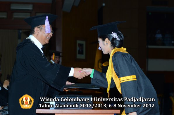 wisuda-unpad-gel-i-ta-2012_2013-fakultas-kedokteran-gigi-oleh-dekan-50