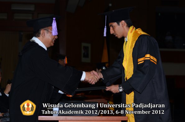 wisuda-unpad-gel-i-ta-2012_2013-fakultas-kedokteran-gigi-oleh-dekan-51